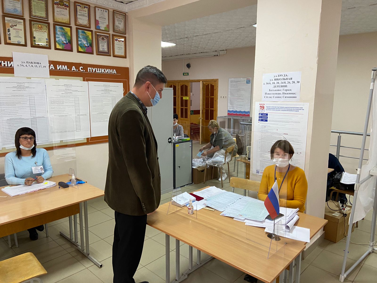 На избирательные участки Ленинградской области выехали мобильные бригады Общественной палаты
